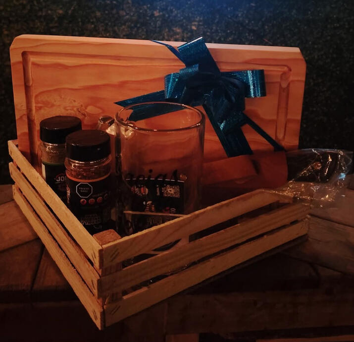 Un detalle con intención. Armamos kits únicos con tarros, especias, tablas, accesorios y más, todo con ese toque que representa tu marca, tu evento o a quien se lo quieras dar. 🎁✨ Perfecto para cumpleaños, aniversarios, promociones etc.